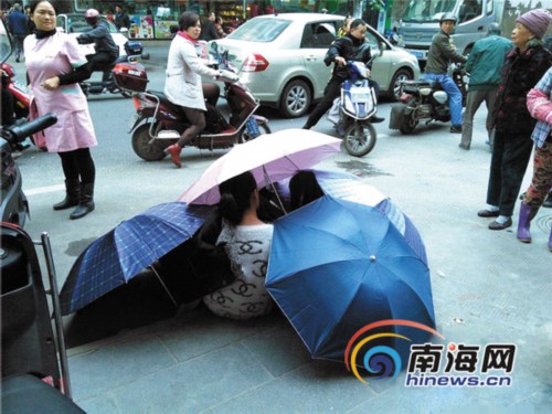 ?？谂勇愤叜a(chǎn)子,雨傘做產(chǎn)房